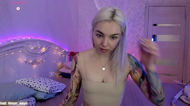 Snapshot of LillyMoure_ chatting on 10-04-25, 11:58 LillyMoure online show from 10-04-25, 11:58