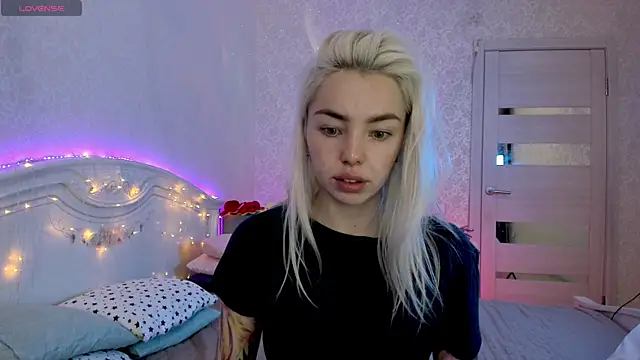 Snapshot of LillyMoure_ chatting on 10-06-25, 11:24 LillyMoure online show from 10-06-25, 11:24
