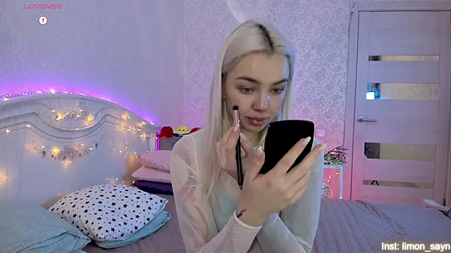 Snapshot of LillyMoure_ chatting on 10-11-25, 11:36 LillyMoure online show from 10-11-25, 11:36