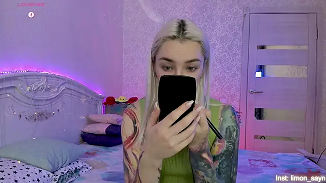 Snapshot of LillyMoure_ chatting on 10-17-25, 11:29 LillyMoure online show from 10-17-25, 11:29
