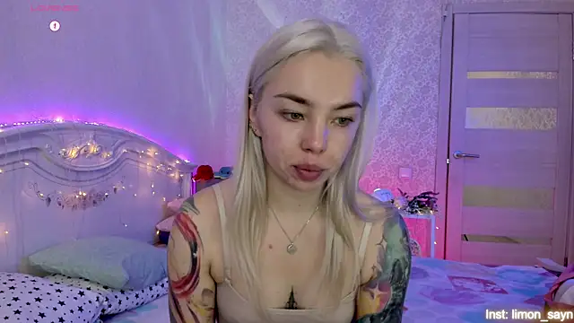 Snapshot of LillyMoure_ chatting on 10-20-25, 01:06 LillyMoure online show from 10-20-25, 01:06