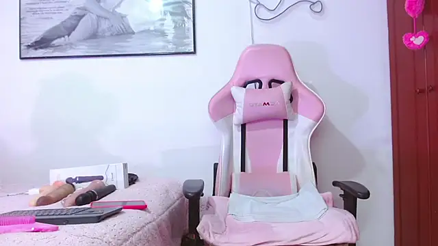 Snapshot of Amelie_Rousell chatting on 03-11-26, 10:38 Amelie Rousell online show from 03-11-26, 10:38