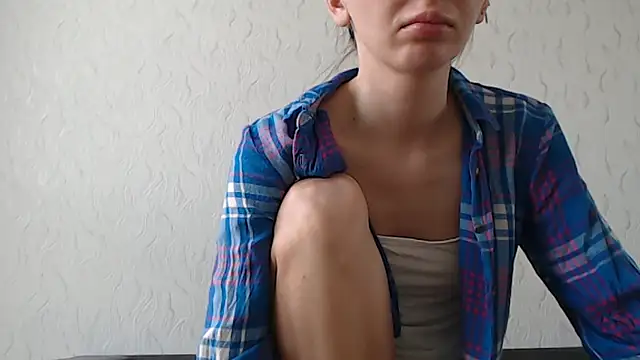 Snapshot of HoneyWiles chatting on 03-25-26, 02:12 HoneyWiles online show from 03-25-26, 02:12