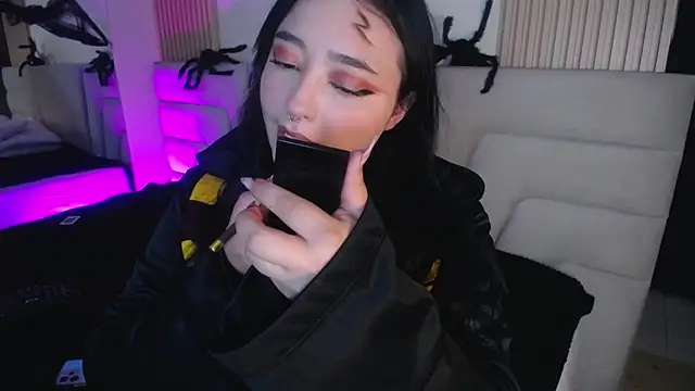 Miss Loise online show from 10-31-25, 03:51