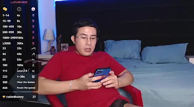 Snapshot of andrewmhilton_ chatting on 02-28-25, 01:15 andrewmhilton online show from 02-28-25, 01:15