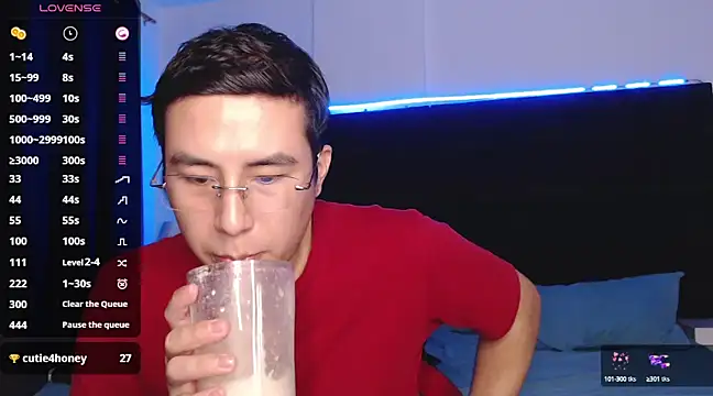 Snapshot of andrewmhilton_ chatting on 02-28-25, 04:32 andrewmhilton online show from 02-28-25, 04:32