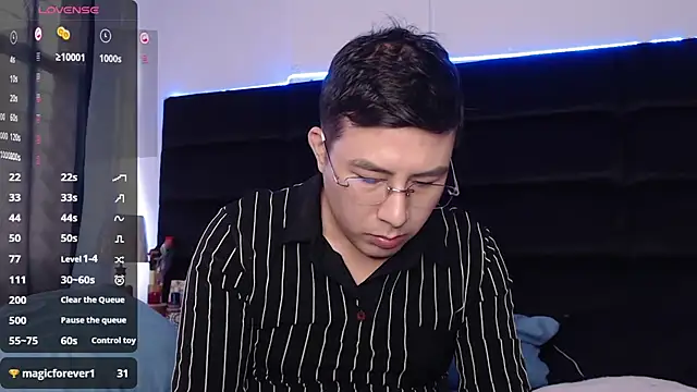 Snapshot of andrewmhilton_ chatting on 03-06-25, 08:16 andrewmhilton online show from 03-06-25, 08:16