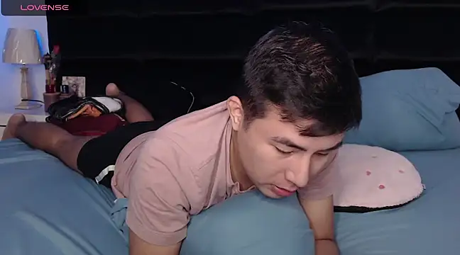 Snapshot of andrewmhilton_ chatting on 03-08-25, 02:34 andrewmhilton online show from 03-08-25, 02:34