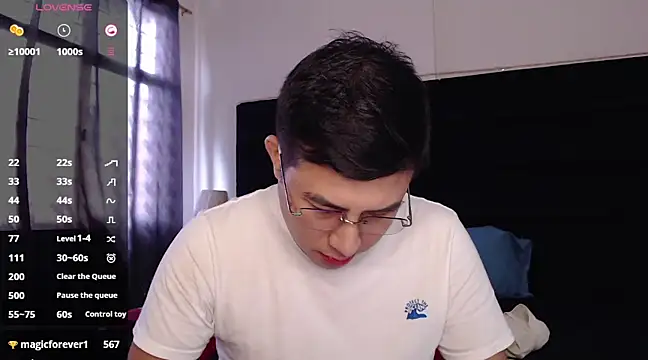 Snapshot of andrewmhilton_ chatting on 03-09-25, 08:21 andrewmhilton online show from 03-09-25, 08:21