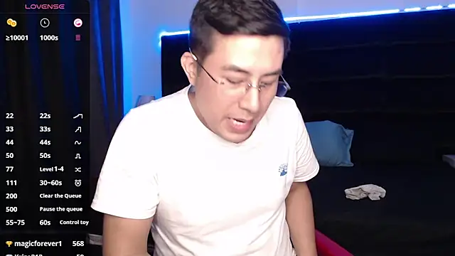 Snapshot of andrewmhilton_ chatting on 03-10-25, 02:28 andrewmhilton online show from 03-10-25, 02:28