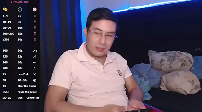 Snapshot of andrewmhilton_ chatting on 03-12-25, 01:47 andrewmhilton online show from 03-12-25, 01:47