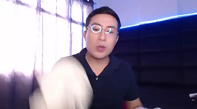 Snapshot of andrewmhilton_ chatting on 03-18-25, 07:42 andrewmhilton online show from 03-18-25, 07:42