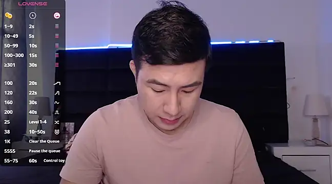 Snapshot of andrewmhilton_ chatting on 03-21-25, 06:29 andrewmhilton online show from 03-21-25, 06:29