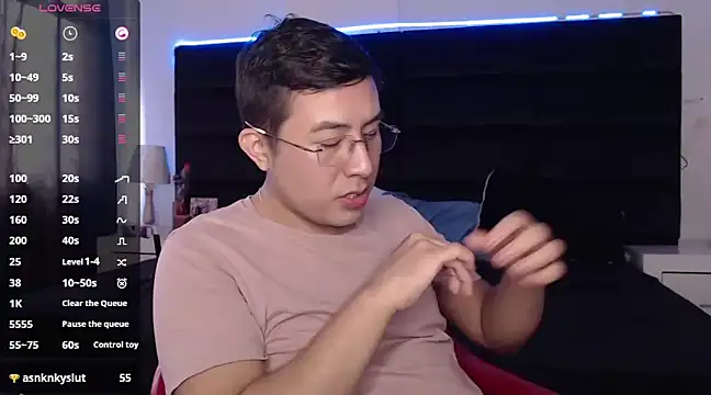 Snapshot of andrewmhilton_ chatting on 03-21-25, 09:34 andrewmhilton online show from 03-21-25, 09:34