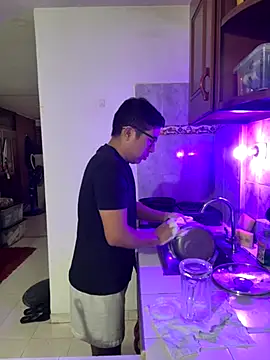 Snapshot of andrewmhilton_ chatting on 09-08-25, 03:55 andrewmhilton online show from 09-08-25, 03:55