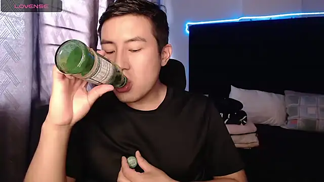 Snapshot of andrewmhilton_ chatting on 09-16-25, 09:16 andrewmhilton online show from 09-16-25, 09:16