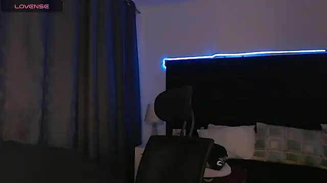 Snapshot of andrewmhilton_ chatting on 09-20-25, 05:19 andrewmhilton online show from 09-20-25, 05:19