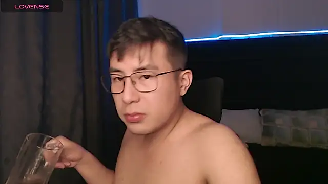 Snapshot of andrewmhilton_ chatting on 09-23-25, 05:54 andrewmhilton online show from 09-23-25, 05:54