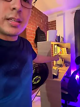 Snapshot of andrewmhilton_ chatting on 09-26-25, 04:49 andrewmhilton online show from 09-26-25, 04:49