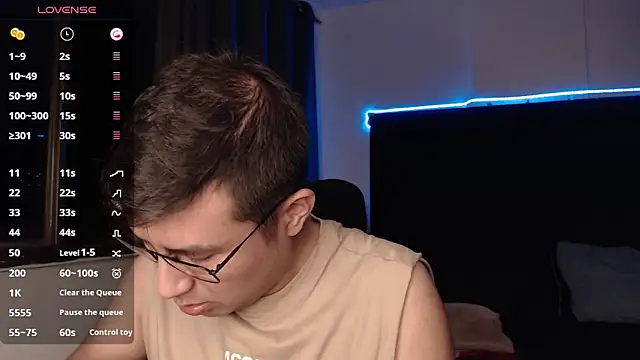 Snapshot of andrewmhilton_ chatting on 10-06-25, 05:27 andrewmhilton online show from 10-06-25, 05:27