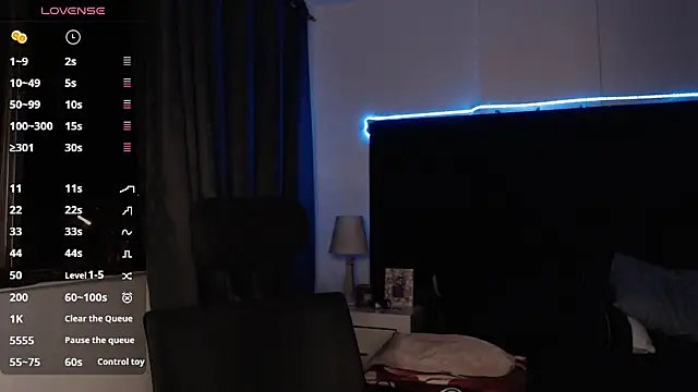 Snapshot of andrewmhilton_ chatting on 10-07-25, 05:04 andrewmhilton online show from 10-07-25, 05:04