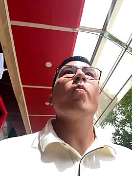 Snapshot of andrewmhilton_ chatting on 10-08-25, 06:38 andrewmhilton online show from 10-08-25, 06:38