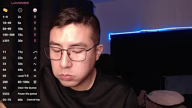 Snapshot of andrewmhilton_ chatting on 10-11-25, 05:28 andrewmhilton online show from 10-11-25, 05:28