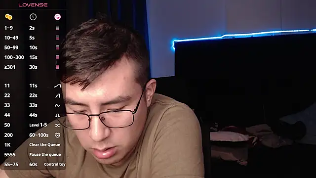 Snapshot of andrewmhilton_ chatting on 10-14-25, 06:47 andrewmhilton online show from 10-14-25, 06:47