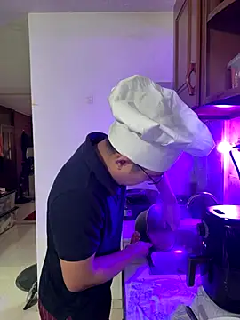 Snapshot of andrewmhilton_ chatting on 10-21-25, 07:36 andrewmhilton online show from 10-21-25, 07:36