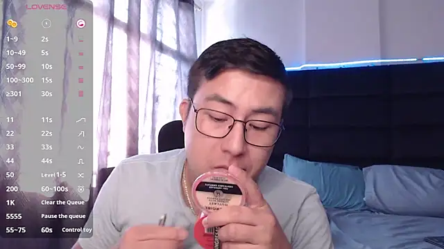 Snapshot of andrewmhilton_ chatting on 10-28-25, 06:54 andrewmhilton online show from 10-28-25, 06:54