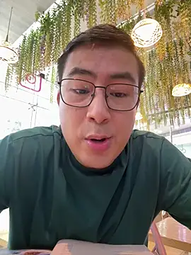 Snapshot of andrewmhilton_ chatting on 10-29-25, 05:47 andrewmhilton online show from 10-29-25, 05:47