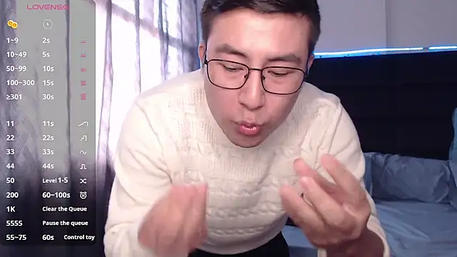 Snapshot of andrewmhilton_ chatting on 10-31-25, 05:14 andrewmhilton online show from 10-31-25, 05:14