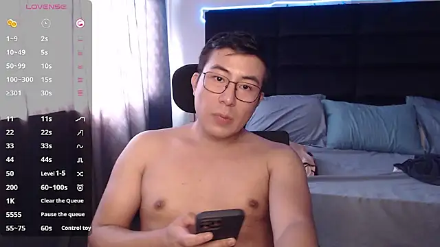 Snapshot of andrewmhilton_ chatting on 11-10-25, 07:13 andrewmhilton online show from 11-10-25, 07:13