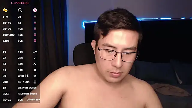 Snapshot of andrewmhilton_ chatting on 11-11-25, 07:19 andrewmhilton online show from 11-11-25, 07:19