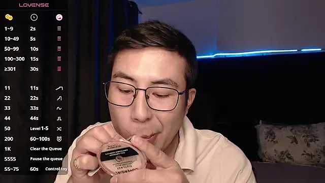 Snapshot of andrewmhilton_ chatting on 11-16-25, 05:57 andrewmhilton online show from 11-16-25, 05:57