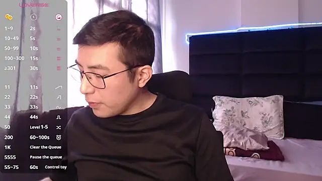 Snapshot of andrewmhilton_ chatting on 11-17-25, 07:08 andrewmhilton online show from 11-17-25, 07:08