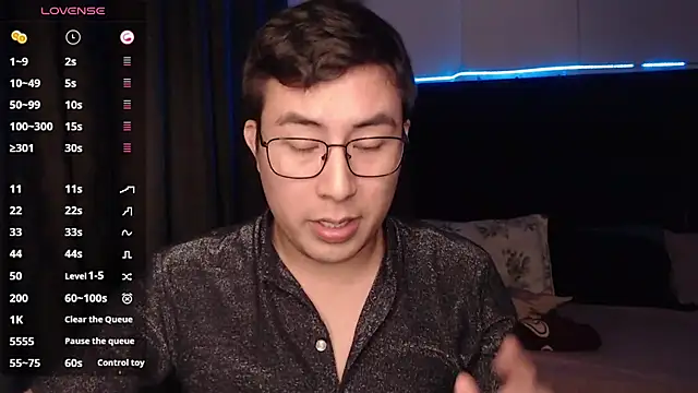 Snapshot of andrewmhilton_ chatting on 11-18-25, 07:13 andrewmhilton online show from 11-18-25, 07:13