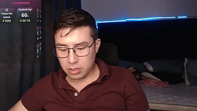 Snapshot of andrewmhilton_ chatting on 12-05-25, 02:31 andrewmhilton online show from 12-05-25, 02:31