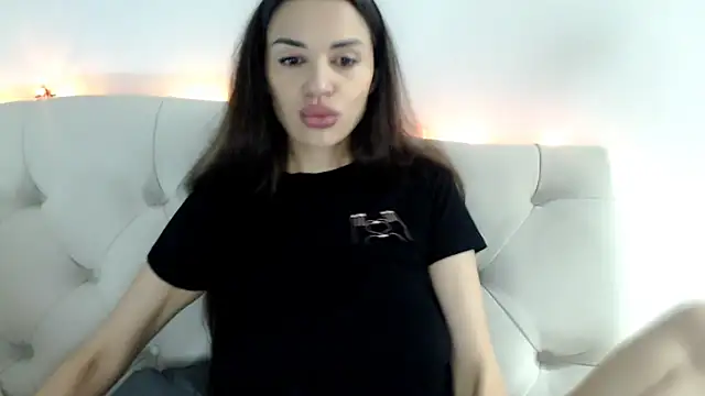 Snapshot of Mika_Gold chatting on 12-14-25, 07:40 Mika Gold online show from 12-14-25, 07:40