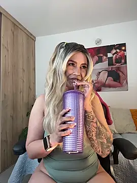 Snapshot of zafiro_mo0n chatting on 01-30-25, 10:08 zafiro mo0n online show from 01-30-25, 10:08