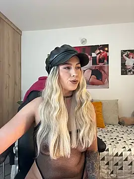 Snapshot of zafiro_mo0n chatting on 02-10-25, 09:47 zafiro mo0n online show from 02-10-25, 09:47