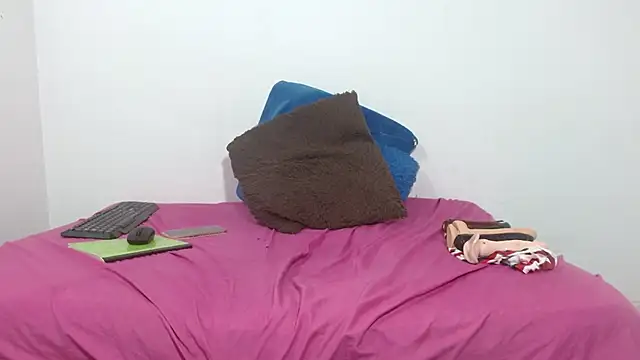 Snapshot of Titouminerve chatting on 10-21-25, 10:54 Titouminerve online show from 10-21-25, 10:54