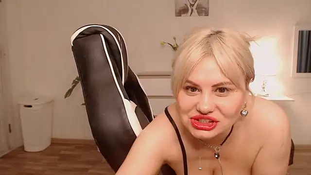 Lola Richie online show from 12-20-25, 03:57