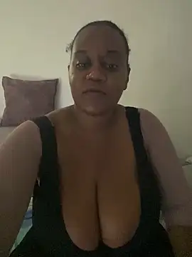 Snapshot of LiraRusso chatting on 12-18-25, 11:55 LiraRusso online show from 12-18-25, 11:55