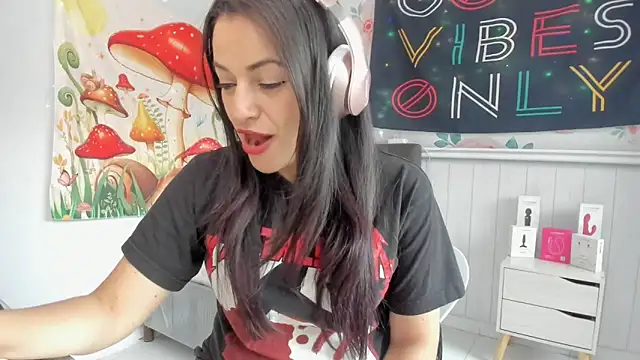 Snapshot of LovelyAzucena chatting on 10-25-25, 02:56 LovelyAzucena online show from 10-25-25, 02:56