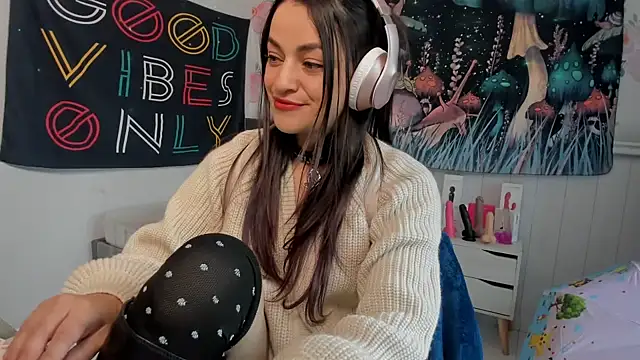 Snapshot of LovelyAzucena chatting on 11-06-25, 02:29 LovelyAzucena online show from 11-06-25, 02:29