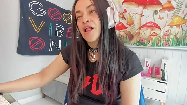 Snapshot of LovelyAzucena chatting on 11-11-25, 02:39 LovelyAzucena online show from 11-11-25, 02:39