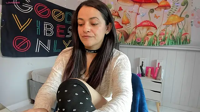 Snapshot of LovelyAzucena chatting on 11-18-25, 03:05 LovelyAzucena online show from 11-18-25, 03:05