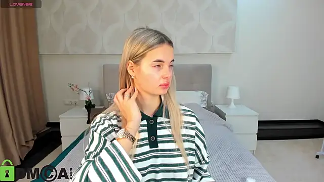 Snapshot of Donna_Evans chatting on 11-22-25, 11:59 Donna Evans online show from 11-22-25, 11:59