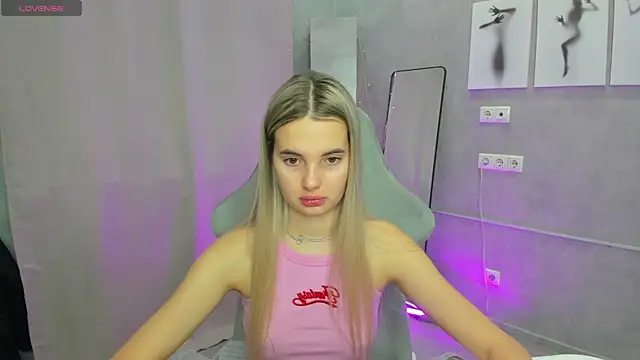 Snapshot of Donna_Evans chatting on 12-22-25, 12:07 Donna Evans online show from 12-22-25, 12:07